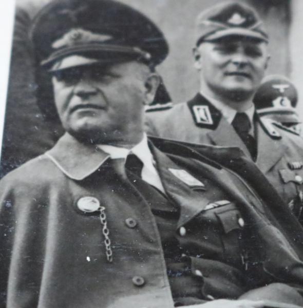 Foto  - SS-Brigadeführer und andere Generale in einem Sportstadion